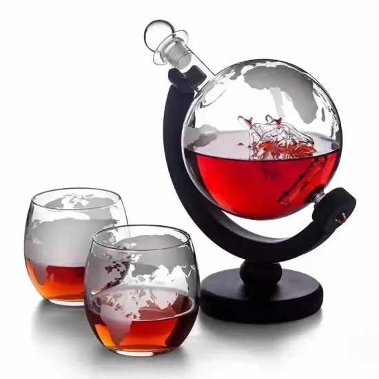 Decanter per whisky globo di liquore di vino in bottiglia di vetro all'ingrosso con base in legno con 2 tazze